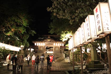 参道には奉納された灯ろうが並ぶ