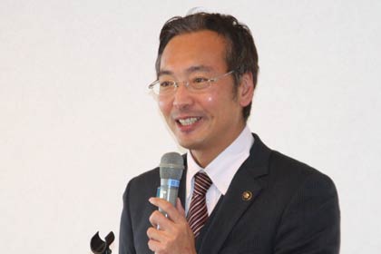 燕三条地場産業振興センターで理事長として年頭のあいさつを行う国定三条市長