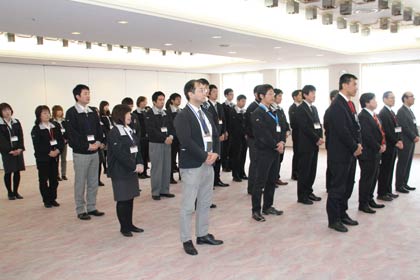 国定市長のあいさつを聞く職員
