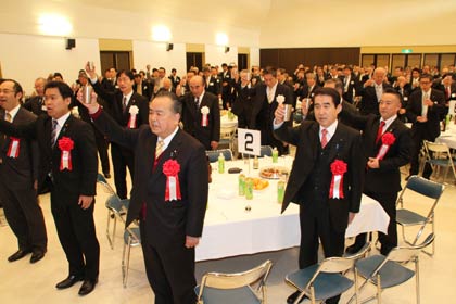 平成27年燕市新春賀詞交換会で金属酒器で乾杯