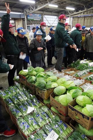 三条中央青果卸売市場で初競り