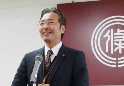 職員を前に年頭のあいさつを行う国定三条市長