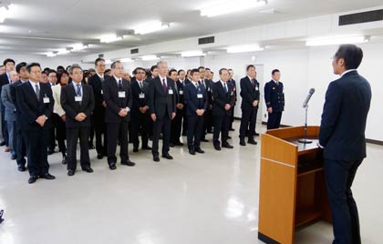 国定市長の年頭のあいさつを聞く職員