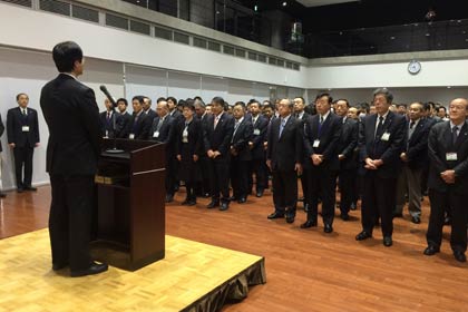  鈴木燕市長が職員を前に年頭の訓示