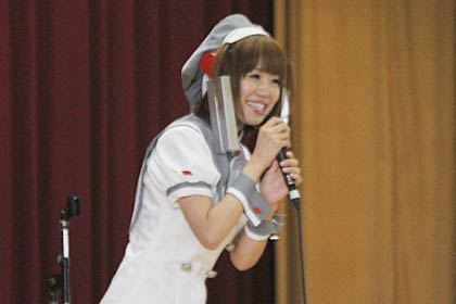  一日三条署長を務める小山さん、2013年秋の三条マルシェにあわせて開かれたまんなかフェスに出演時の写真
