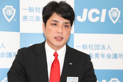 記者会見する燕三条JC第19代理事長の石黒良行さん