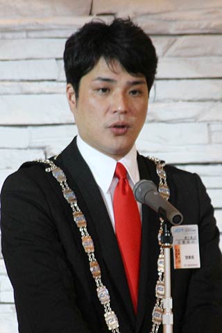 1月例会で会員に対して所信表明する石黒理事長