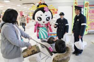 イオン県央店で「110番の日」の広報を行う燕署