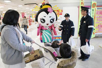 イオン県央店で「110番の日」の広報を行う燕署