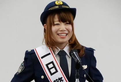 制服姿の小山さん