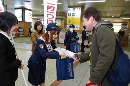 燕三条駅の乗降客に110番の広報のちらしを配布