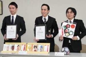 「おみやげグランプリ2015」で、準グランプリとクールジャパン賞をダブル受賞した明間印刷所が記者会見、左から明間泰樹営業部長、明間隆三社長、今井寛営業