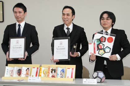  「おみやげグランプリ2015」で、準グランプリとクールジャパン賞をダブル受賞した明間印刷所が記者会見、左から明間泰樹営業部長、明間隆三社長、今井寛営業