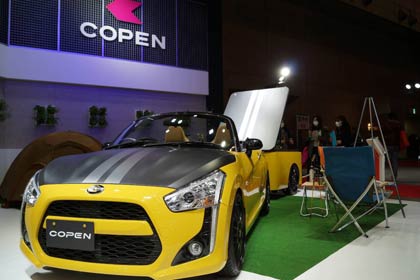 東京オートサロンで展示されている「コペン」のプロジェクト「LOVE SANJO」の成果のカーゴトレーラー