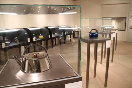 燕市産業史料館で開かれているケトル展