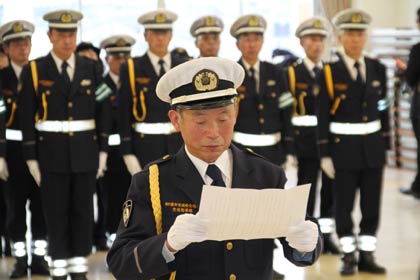 燕市交通指導隊の出発式で決意表明を行う早川隊長