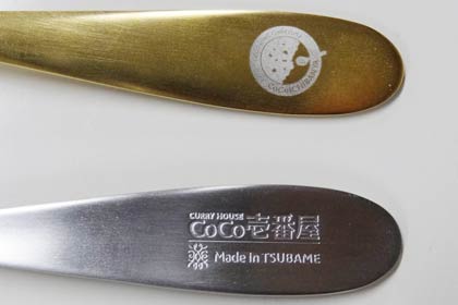 上がハンドル表にレーザーマーキングで描かれた「CoCo壱番屋」のロゴ、下は裏に刻印された「CoCo壱番屋」と「Made in TSUBAME」のロゴ