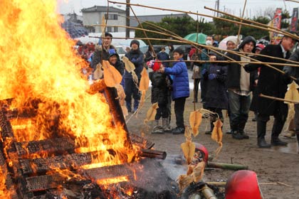  燕市粟生津地区のコミュニティー組織「親栄会」主催の塞の神