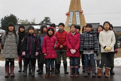 塞の神の前でよさいこソーランチーム「風雅」の子どもたちがダンスや歌を披露