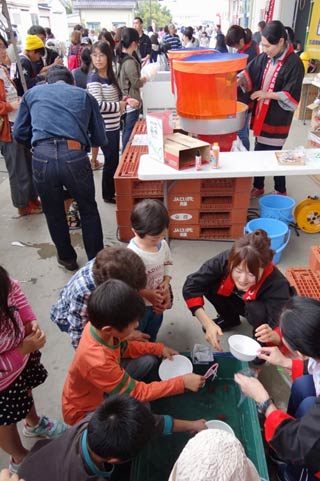 金魚すくいなどのイベントで子どもたちが集まる