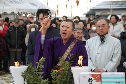 祈とうを行う国上寺の山田住職