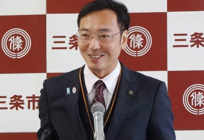 記者会見する国定三条市長