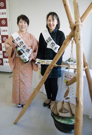 2月21日のかんきょう庵のイベント「かんきょう庵DE四季を感じNJGHT★」をPRする職員