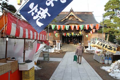  例年よりたくさんの露店が並んだ献灯祭が行われる八幡宮