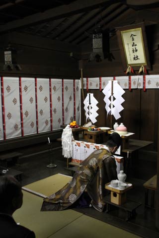 金山神社で神事