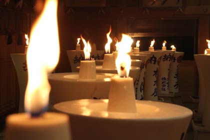 八幡宮拝殿で揺らめく炎の列