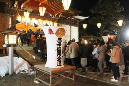 拝殿から伸びる行列