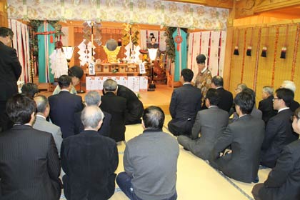 八幡宮拝殿で神事
