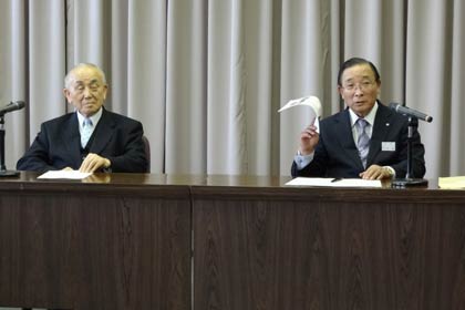 記者会見を行う加茂市の小池市長(左)と田上町の佐藤町長