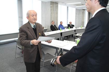 14日開かれた第1回燕市特別職等報酬審議会で鈴木市長(右)に答申書を手渡す古沢議長