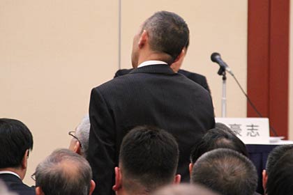  トップバッターで質問に立った後援会、イーグル会政治経済研究会燕支部の支部長の青柳さん