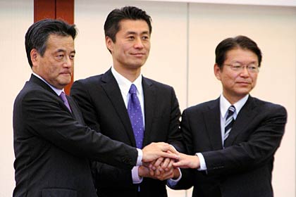 民主党代表選挙の北信越ブロック候補者集会で握手する3候補