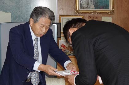 三条市に5億円の目録を手渡す松井社長