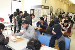「いわむろや」の「冬のにしかんうんめもん祭り」で鍋をはじめ地元の食をテーマにしたイベントで盛り上がる