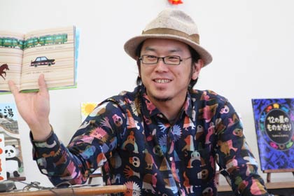 18日のワークショップに抽選ではずれた人を対象に前日17日、に絵本の読み聞かせを行った「tupera tupera」の亀山さん