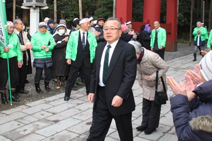 一の鳥居前で支持者に迎えられる小林氏