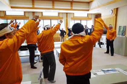 出陣式で支持者とともに必勝を誓う