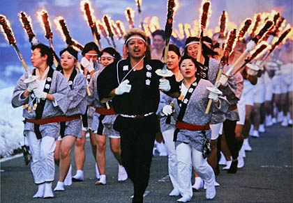昨年の県展の写真部門で奨励賞を受けた新井勝義さんの作品「松明ランナー」