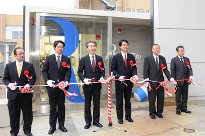  燕市役所敷地内に20日オープンした「ろうきんATM」のテープカット（燕市提供写真）