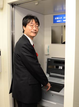 第一号としてATMを利用する鈴木市長（燕市提供写真）