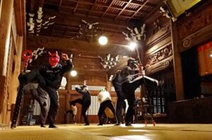 本成寺の節分大祈願会で鬼踊りを演じる本成寺鬼踊り奉賛会が本番に向けて毎晩、本成寺でけいこ