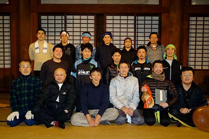 鬼踊りを演じる本成寺鬼踊り奉賛会のメンバー