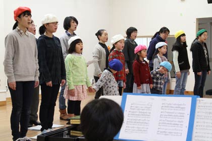 「おはなし＆うたのライブ」会場の吉田公民館で練習する吉田児童センター合唱団「カラフル」