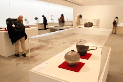 新潟市新津美術館で開かれている企画展「メタルズ！」
