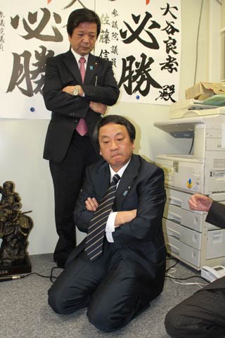 腕を組み、ため息をつく大谷氏