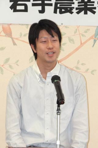 先輩農業者として講演する燕三条イタリア野菜研究会会長の内山徳寿さん